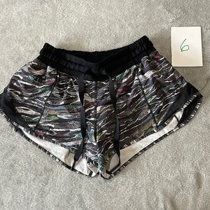 Lululemon size 4 hottie hot shorts 2.5 inch liner intact line dried